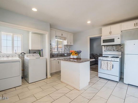 2nd image of 2725 Desert St #2725