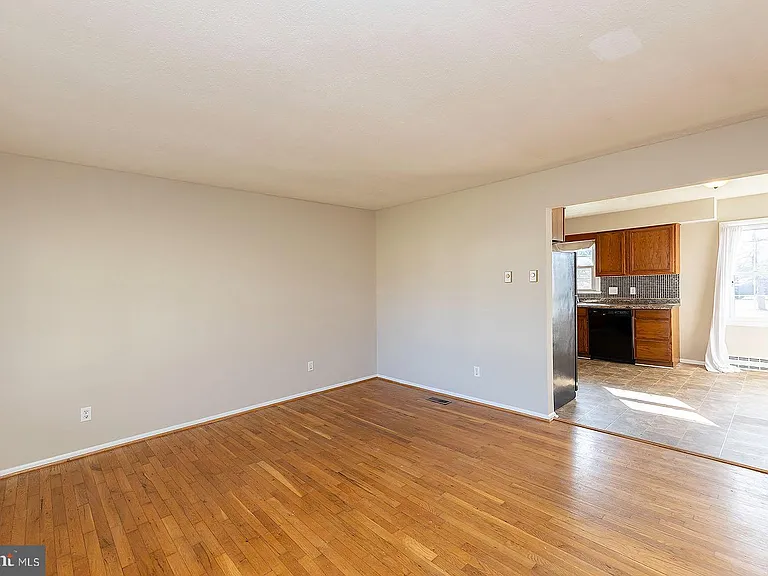 120 Meadowlark Ln — Photo 2