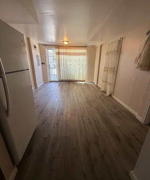 De Long St — Photo 2