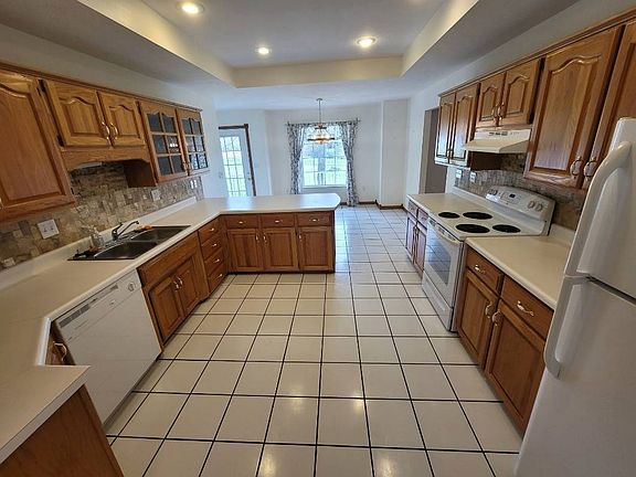 4th image of 412 Forest Dr