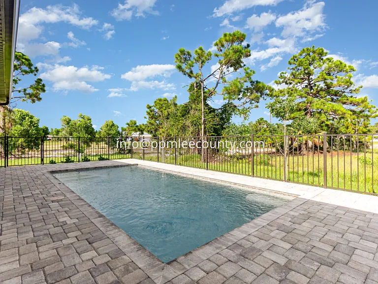 4157 NW 39th Ave — Photo 2