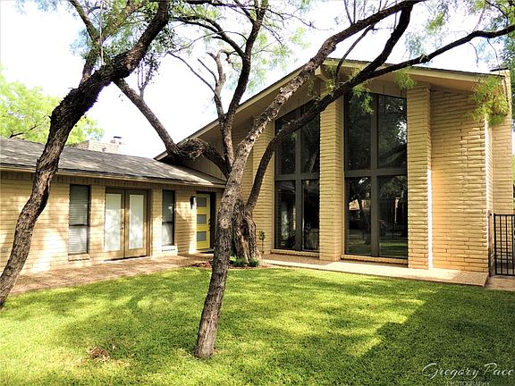 3rd image of 1 Woodhaven Cir