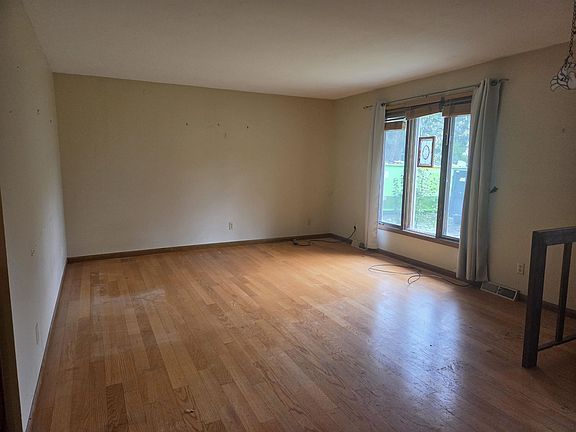 2nd image of 116 West Ridge Cir