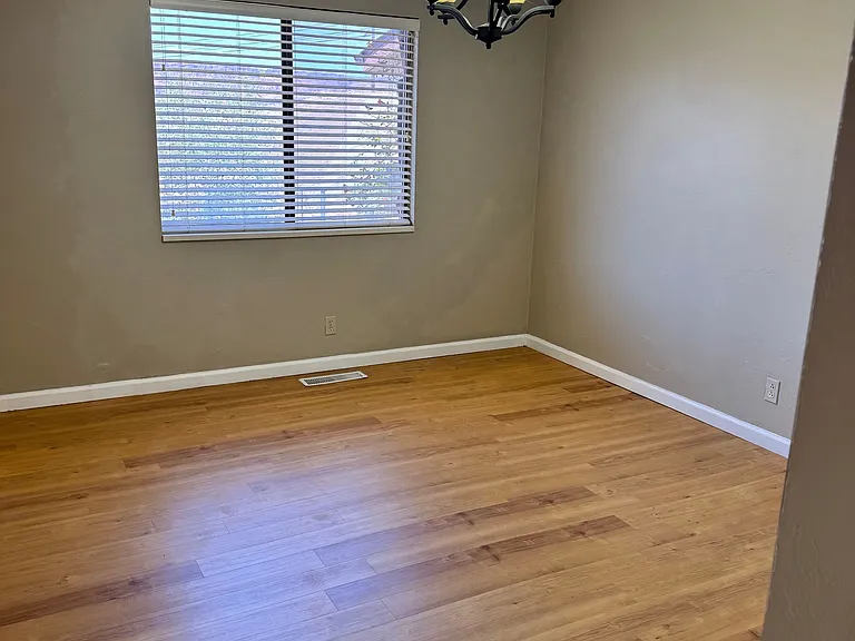240 N 300 E — Photo 8