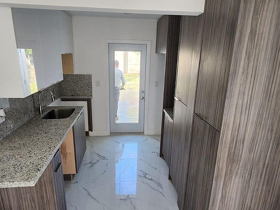 4th image of 1770 Lauderdale Manor Drive