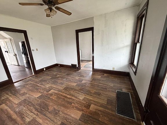 3rd image of 413 N PEACH AVENUE