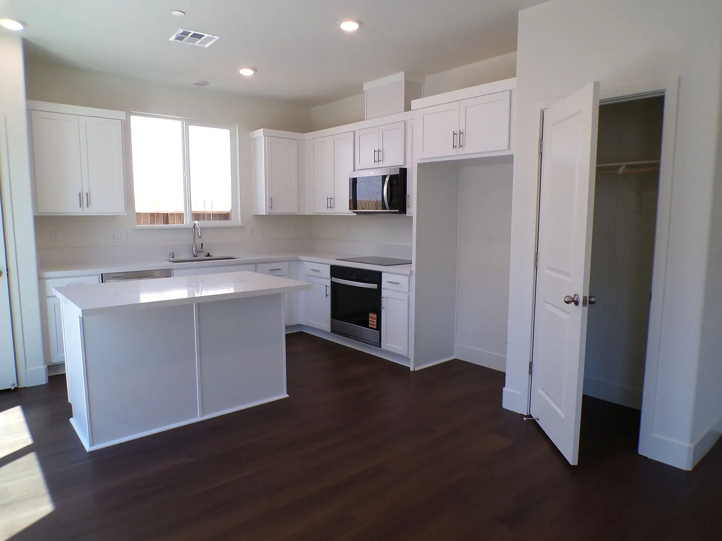 New Home In North Modesto Near Kaiser Hospital — Photo 4