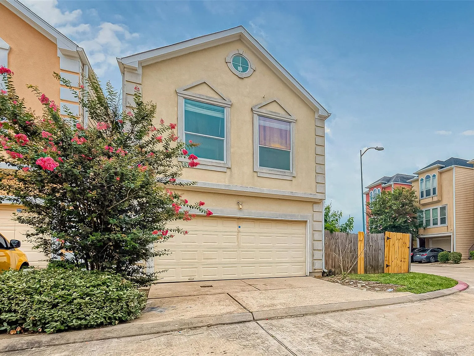 3 bed, 2.5 bath, 1568 sqft, $1,800 — Photo 2