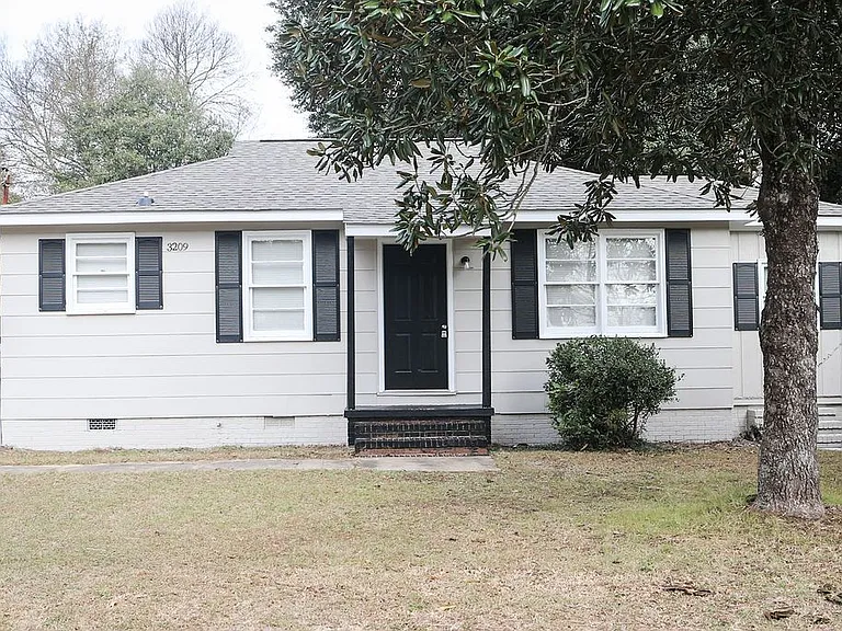 3209 Walker St — Photo 1