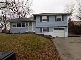 606 NW Village Dr, Lees Summit, MO 64063