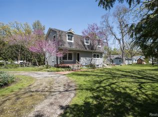 25425 6th St, Grosse Ile, MI 48138