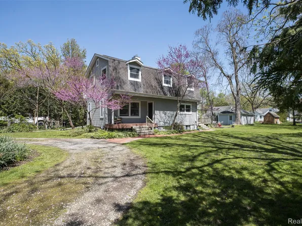 25425 6th St, Grosse Ile, MI 48138