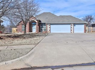 1305 NW 19th St, Moore, OK 73170