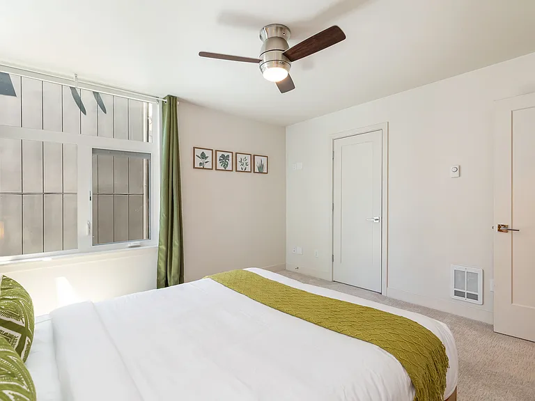 2308B Franklin Ave E — Photo 24