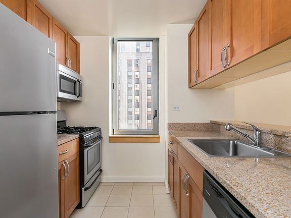 5th image of 35 W 33rd St APT 15D