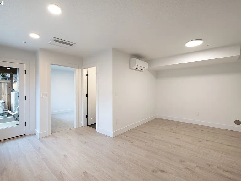 617 SW Lobelia St — Photo 26