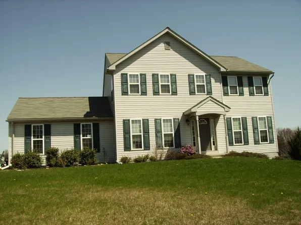 110 Turners Pond Dr, Lincoln University, PA 19352