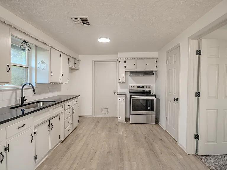 912 SW 5th St — Photo 13