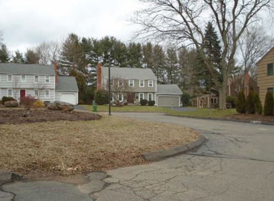 2nd image of 20 Sachem Cir