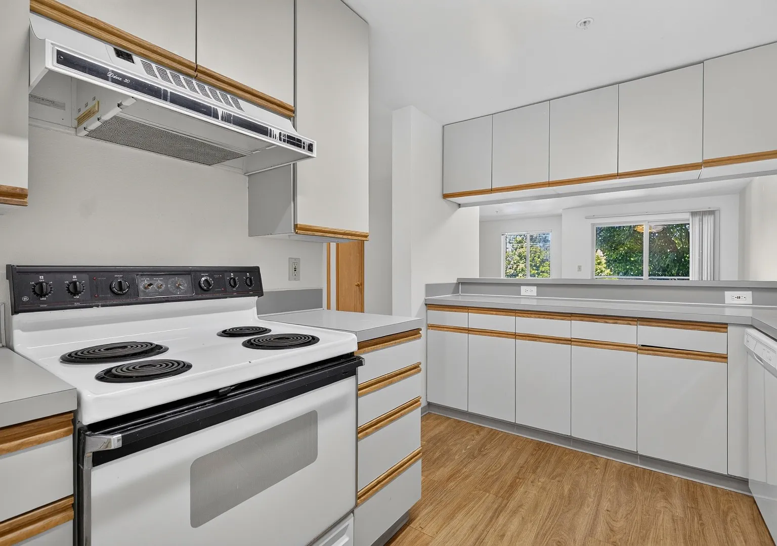 Spacious 2-Bedroom, 2-Bathroom Apartment with Private Balcony & Secure Garage — Photo 4