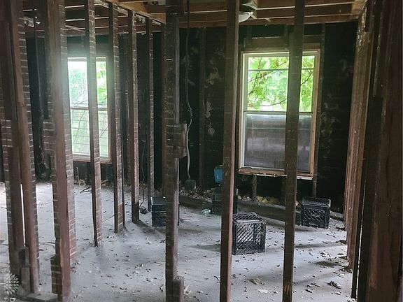 5th image of 713 Edison St
