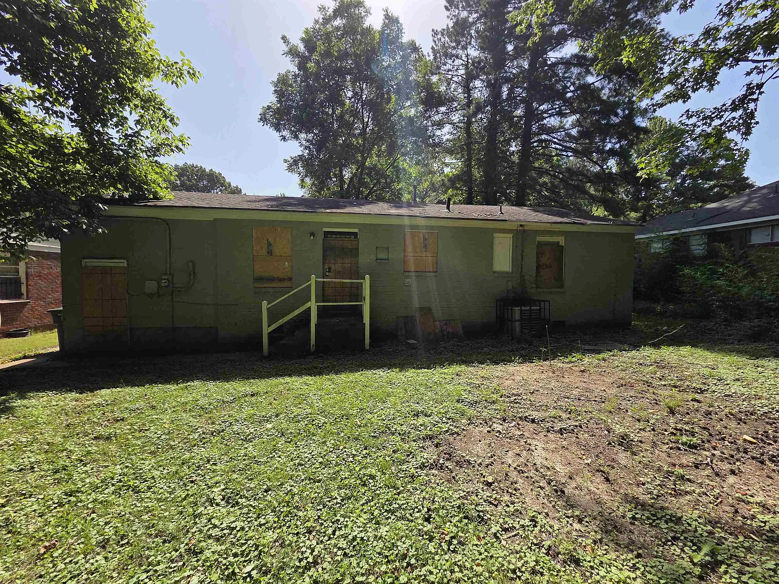 3 bed, 1.0 bath, 984 sqft, $1,050 — Photo 4