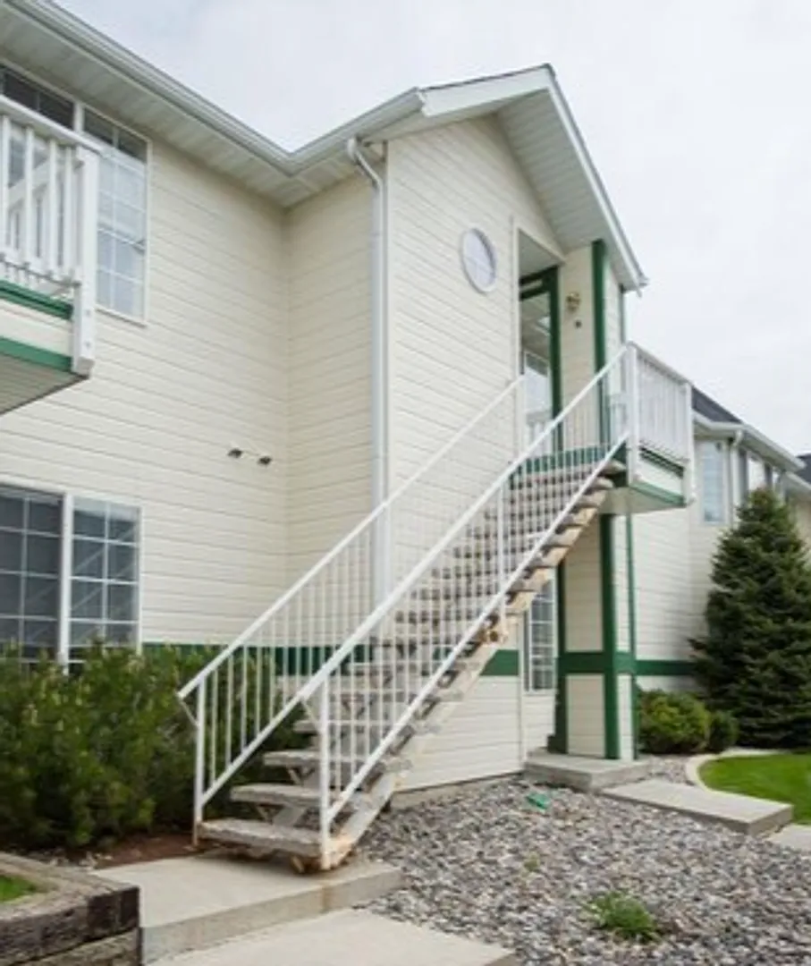 Townhouse conveniently located to MSU & downtown — Photo 1