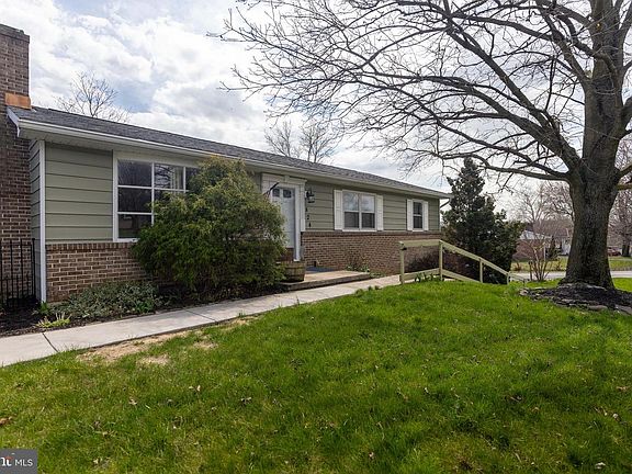 3rd image of 824 Fox Meadow Rd