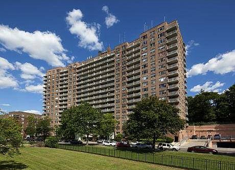 3rd image of 700 Victory Blvd APT 9E