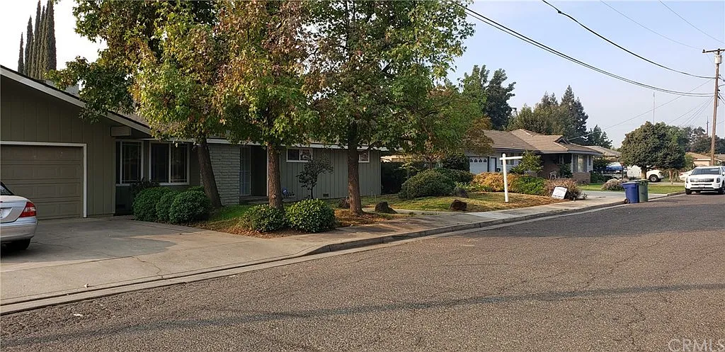 200 Emerald Dr photo 1