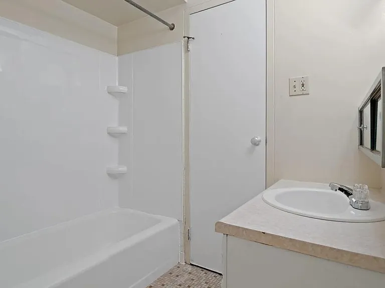 515 Riverview Dr #204 — Photo 13