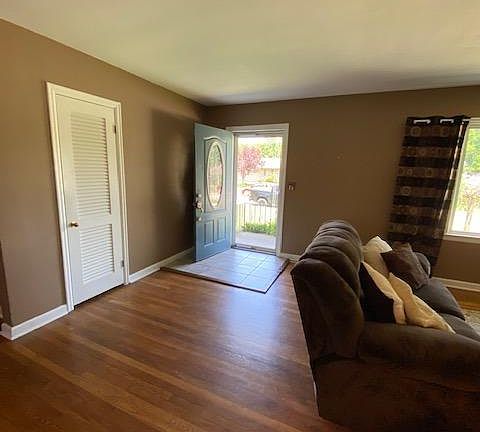 4th image of 209 Pin Oak Dr