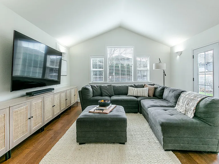 1241 Masters Ave — Photo 5