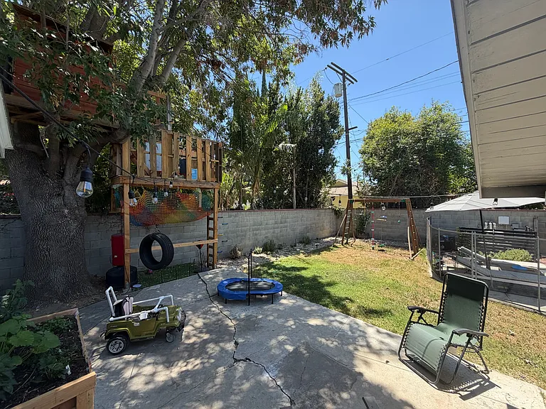 19224 Sylvan St — Photo 24
