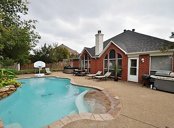 4th image of 719 Saint Johns Dr