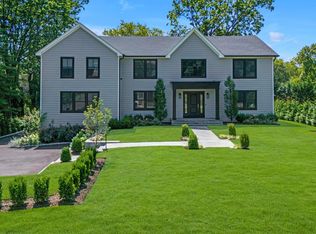 40 Hewlett Lane, Port Washington, NY 11050