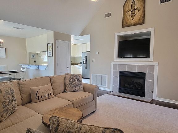 3rd image of 1905 Woodville Ln