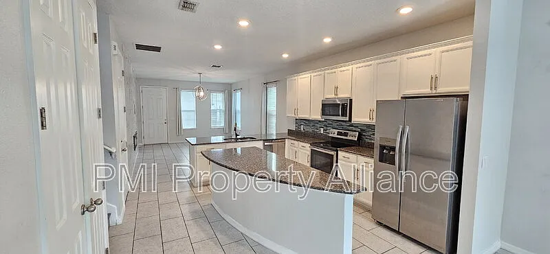 6 bed, 3.5 bath, 2483 sqft, $2,600 — Photo 4