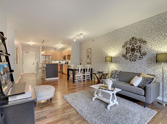3rd image of 209 8th St E APT 403
