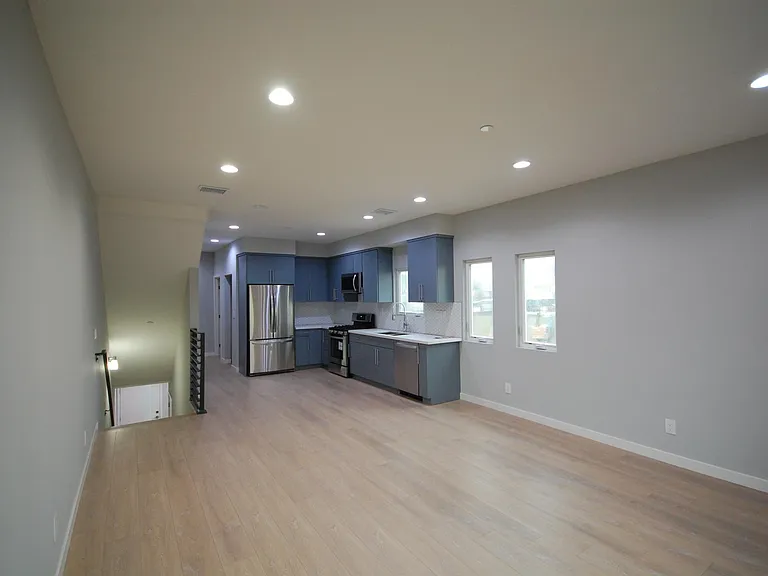 646 N Serrano Ave #D — Photo 2