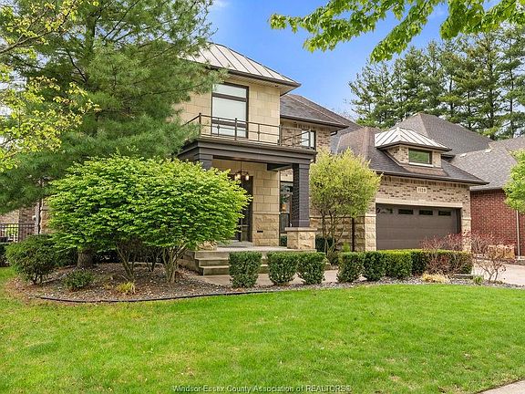 3rd image of 1120 Deerview Cres