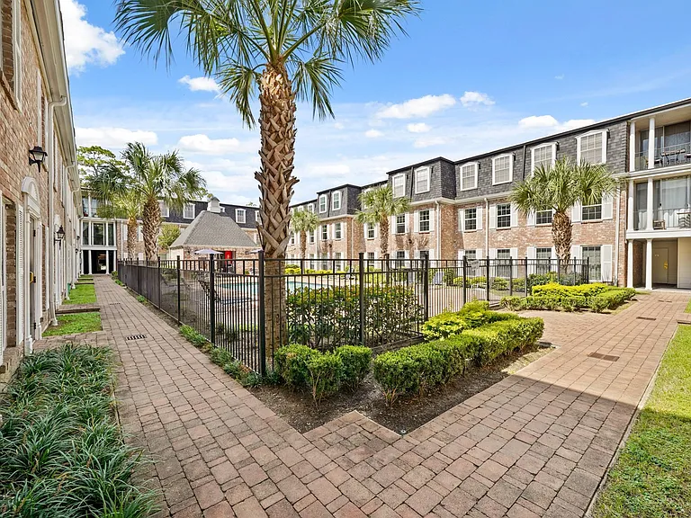 357 N Post Oak Ln #101 — Photo 16