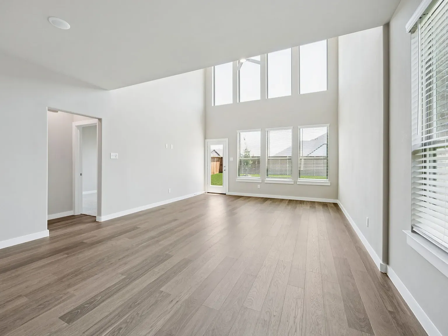 4 bed, 2.5 bath, 2280 sqft, $2,690 — Photo 3