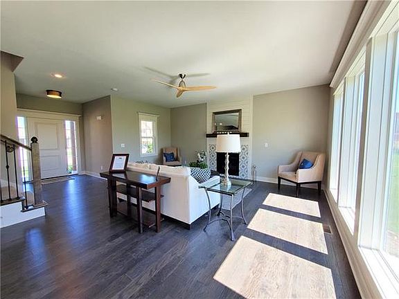 5th image of 610 SE Colonial Dr