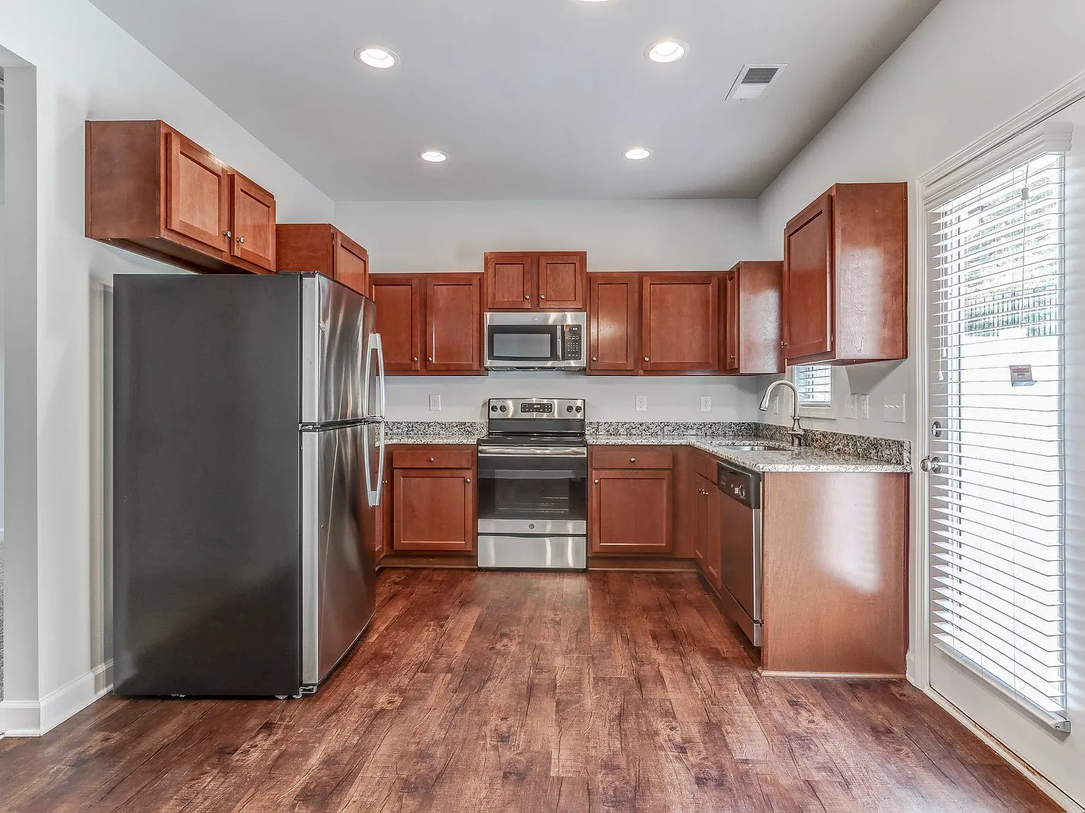 2 bed, 2.5 bath, 1027 sqft, $1,560 — Photo 3