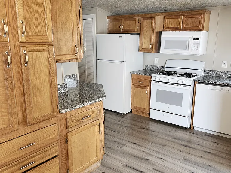 9010 Bowen Ln — Photo 3