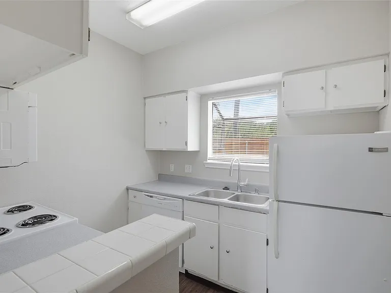 2405 W Slaughter Ln — Photo 9