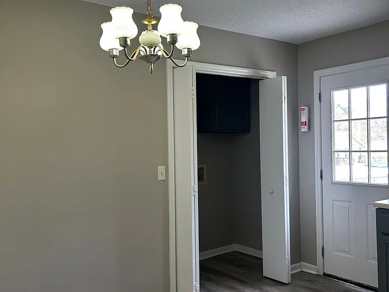49 Iris Ln — Photo 2