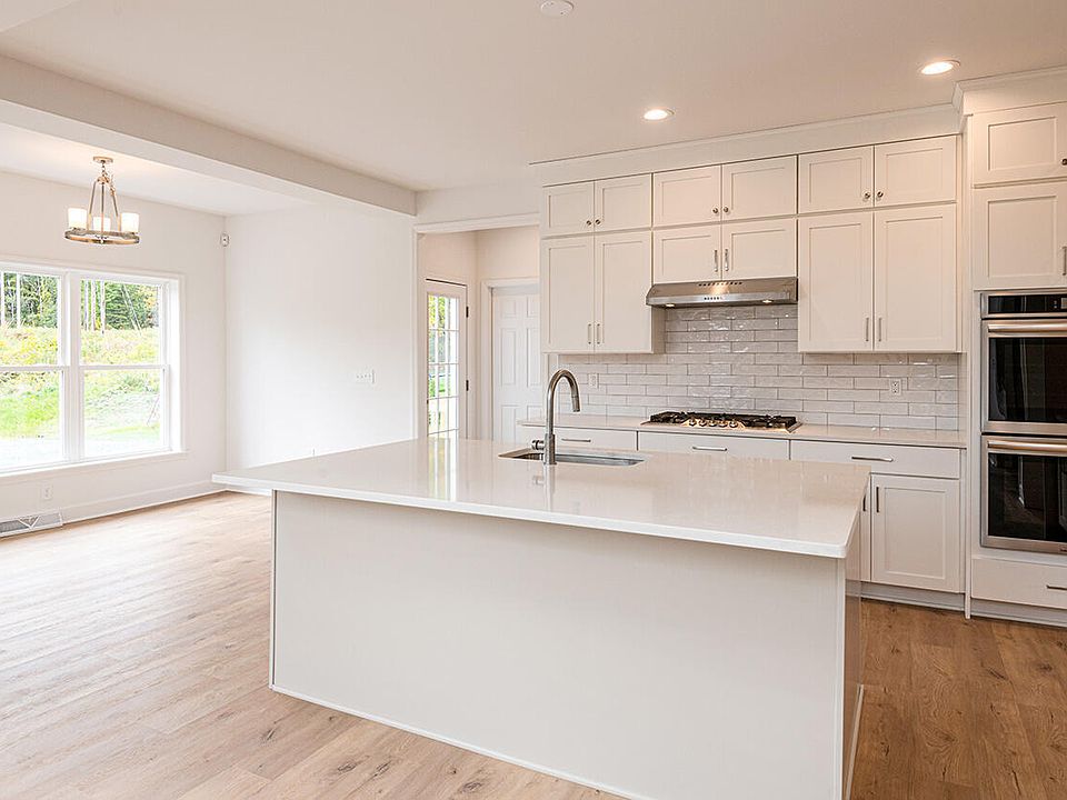 20 Farmington Court, Glenmont, NY 12077 MLS 202411216 Zillow