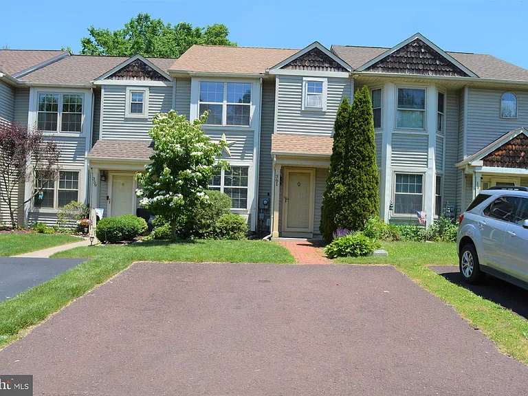 361 Kent Ln — Photo 1